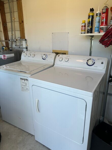 Building Photo - 3035 Hillview St