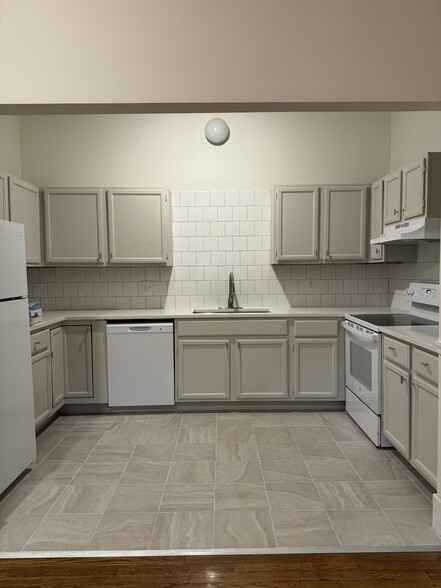 New porcelain floors, appliances & granite countertops! - 118 Philip St