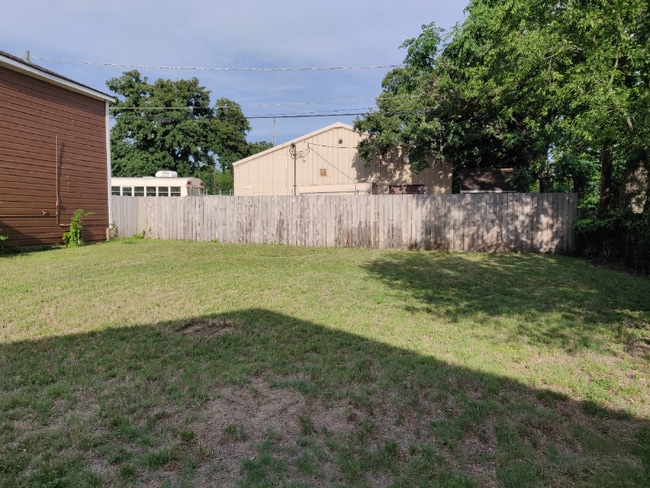 Building Photo - 408 N Elm St