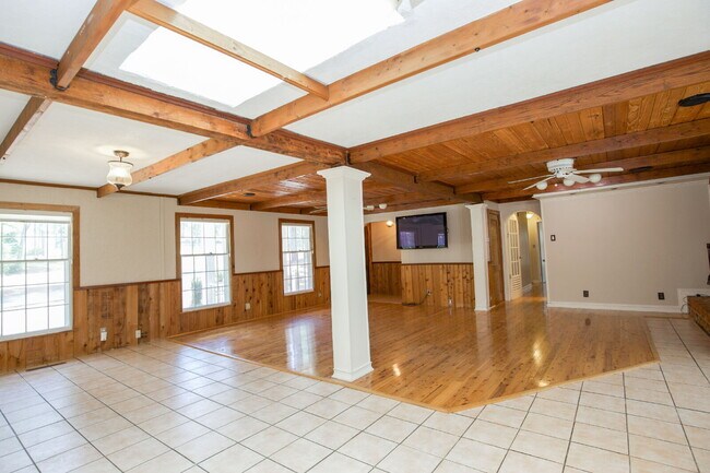 Building Photo - Retro Ranch only minutes from downtown Sou...