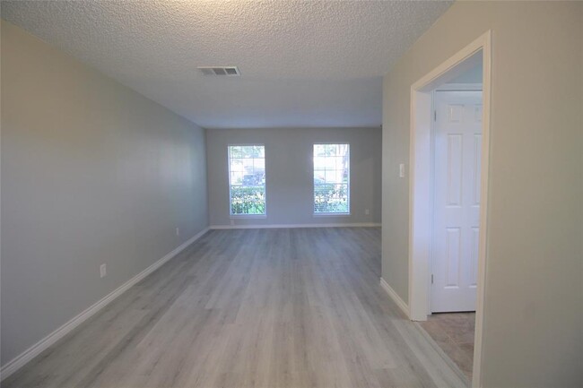 Building Photo - 3323 Hidden Creek Dr