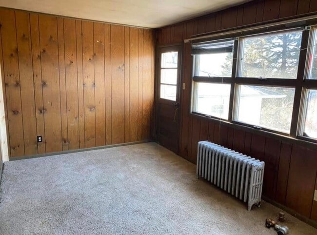 Building Photo - 220 S Valley Ave