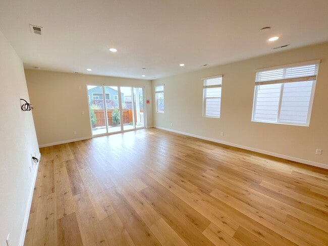Building Photo - 3 Bedroom Home Available Near N Powers Blvd & Dublin Blvd!
