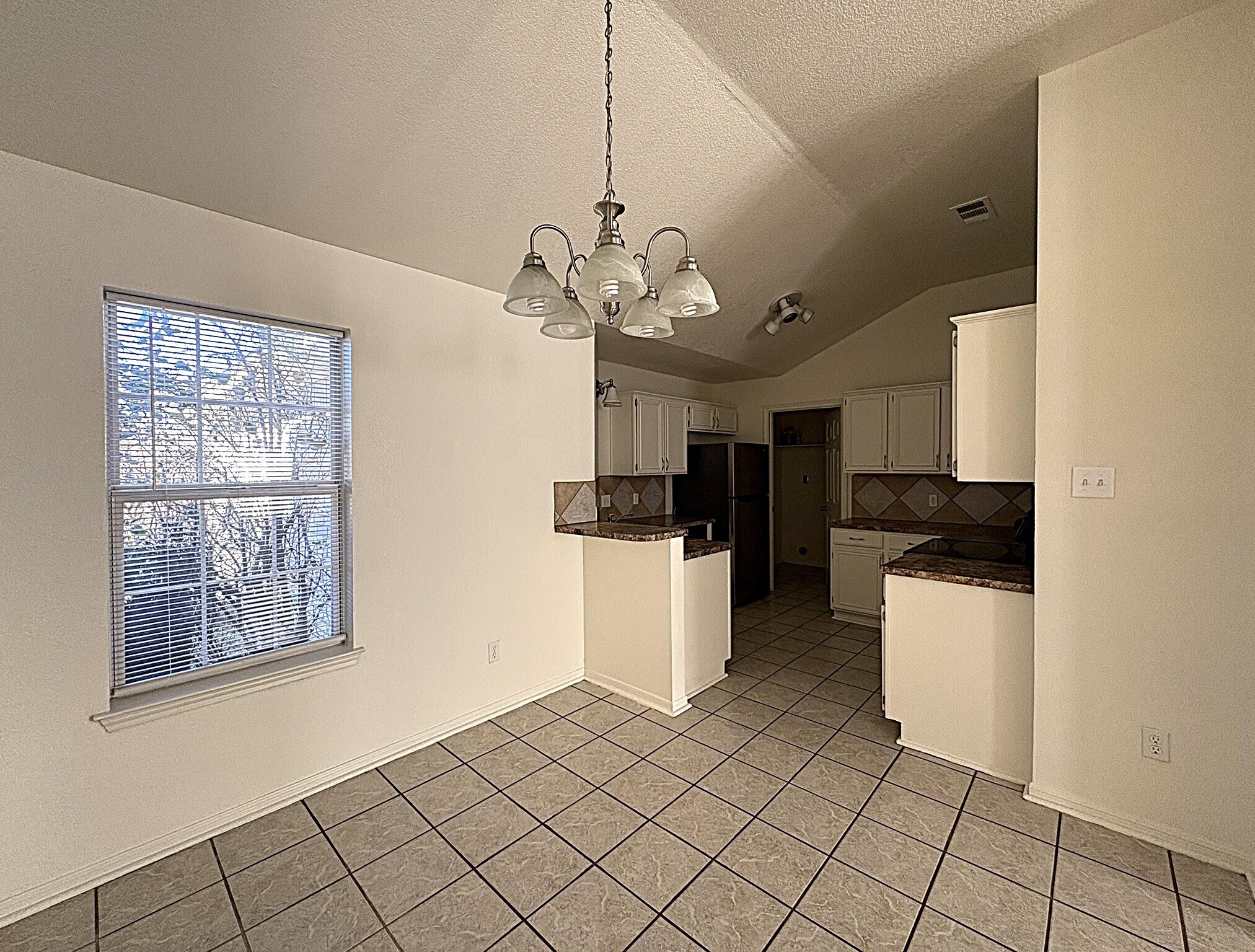 Building Photo - 208 Rodeo Cir