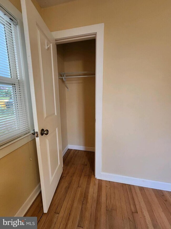 Building Photo - 540 Londontown Rd