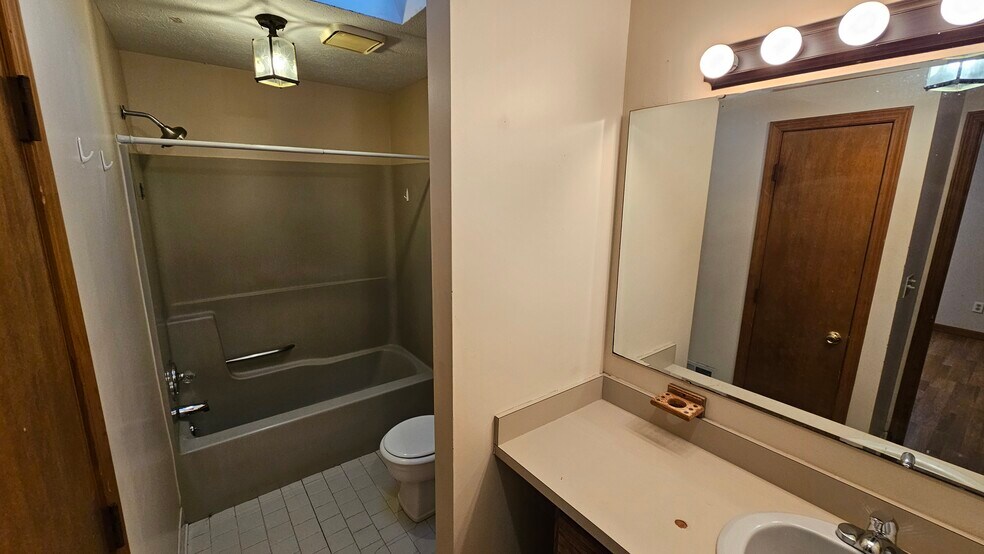 Primary Bath - 4242 Allmond Ave