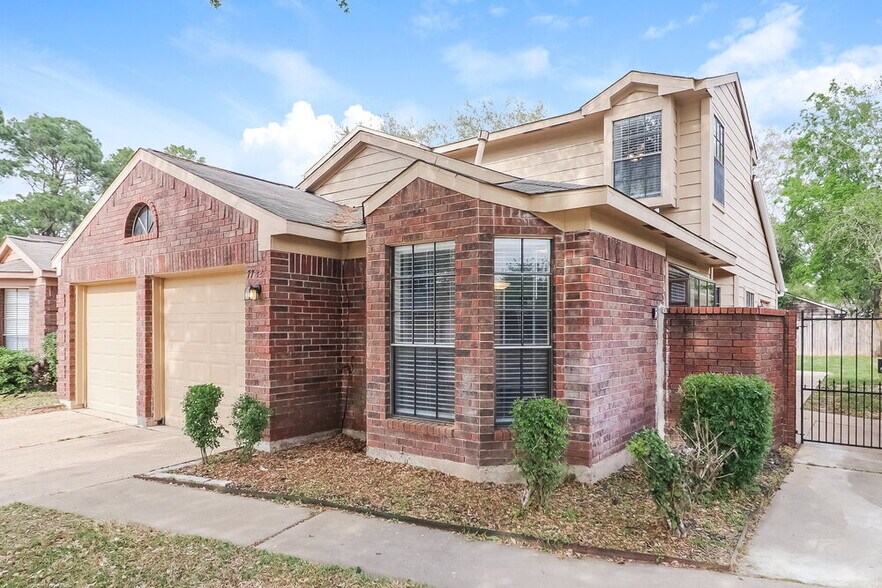 Building Photo - 7722 High Village Dr