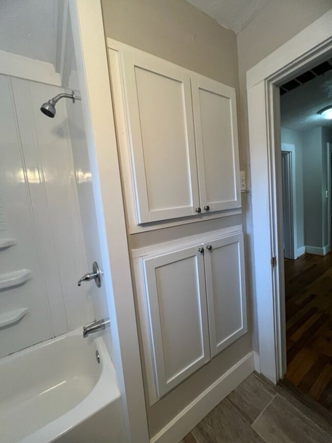Building Photo - Adorable 3 Bedroom/2 Bath Home located in ...