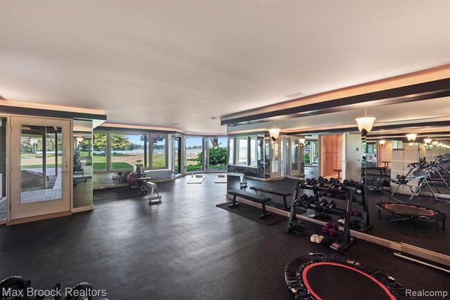 Building Photo - 3333 W Shore Dr