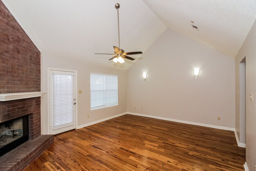 Building Photo - 8056 Sandywood Ln
