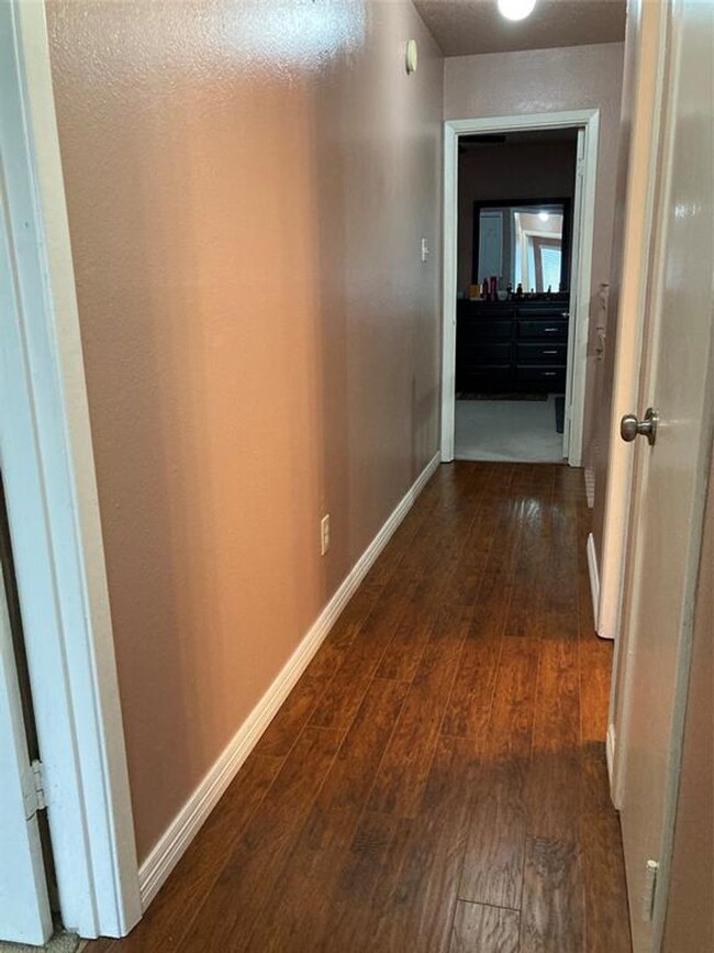 Building Photo - Totally updated townhome, Laminate Floor l...