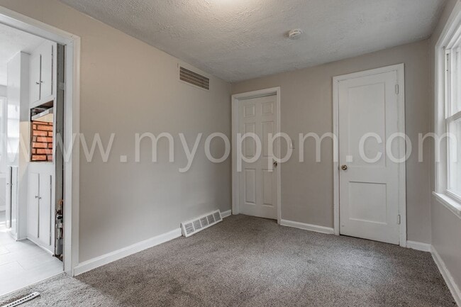 Building Photo - 2 Bedroom Home | Near Offutt Air Force Base