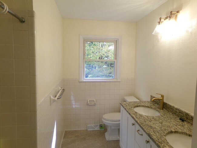 Building Photo - Country Living in Town