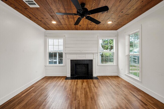 Building Photo - Beautifully Updated 2/2 Cottage - Available now!
