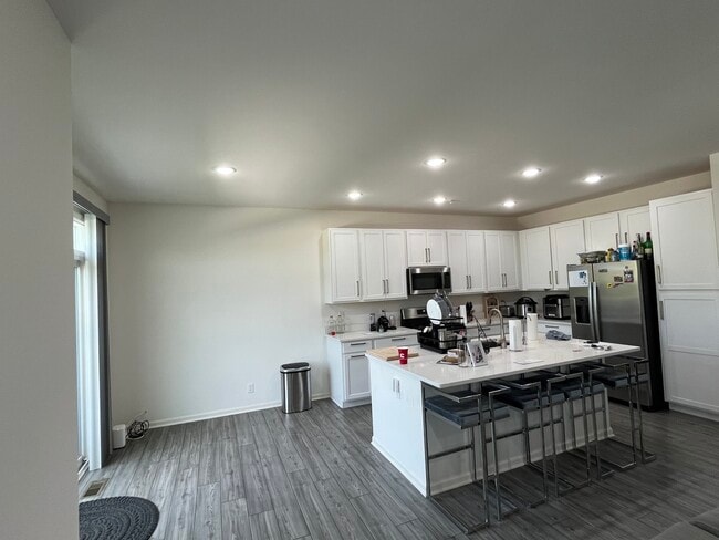 Building Photo - 356 S Pointe Ave