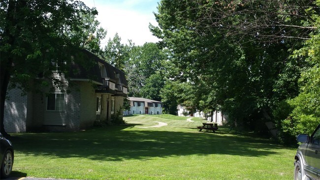 Building Photo - 2127 N Center Rd