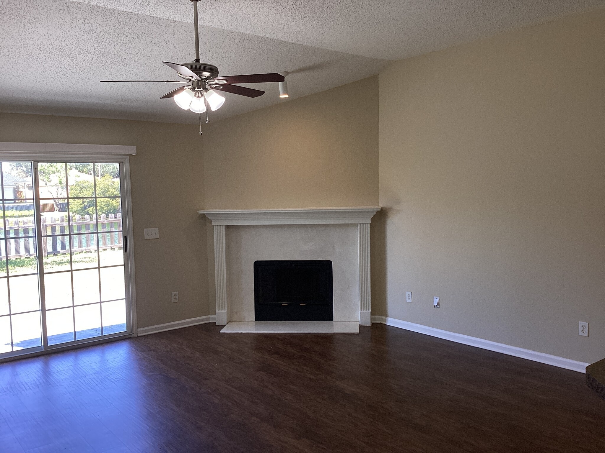 Building Photo - 468 Hillside Dr