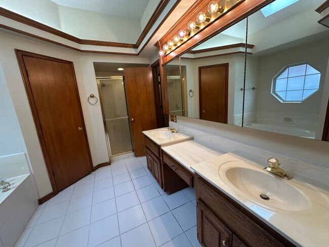 Building Photo - 4 Bed, 2.5 Bath Brick home with 2 car garage