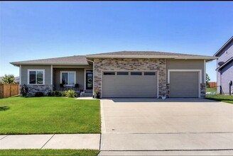 Building Photo - 580 NE Bowman Dr