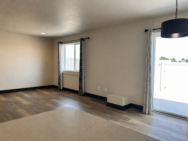 Building Photo - 3 Bed / 2.5 Bath Townhouse with Fenced Yard – Great Kalispell Location!