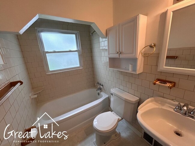 Building Photo - Beautiful 2 Bedroom 1 Bathroom now availab...