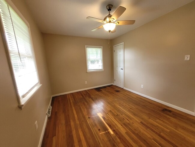 Building Photo - 2 Bedroom, 1 Bathroom Home 5 Minutes from Downtown!
