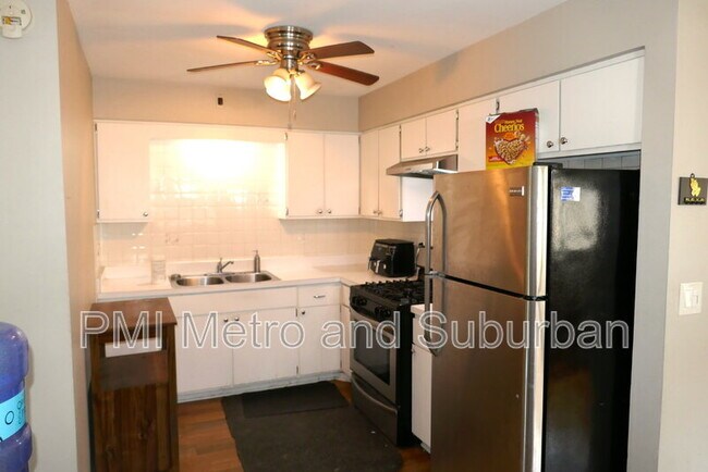 Building Photo - 828 N Austin Blvd