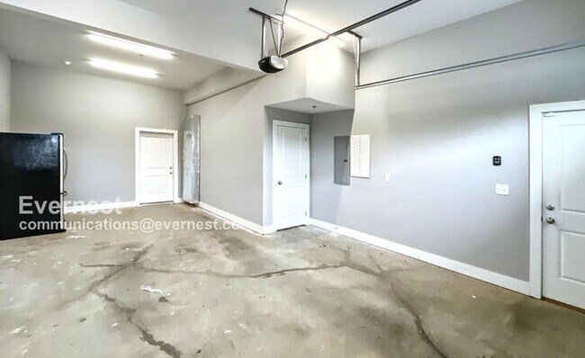 Building Photo - 1067 Montague Pl