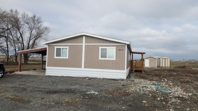 Building Photo - Home in the Country