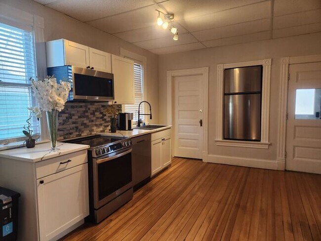 Building Photo - XL 1 bed 1 bath apartment downtown