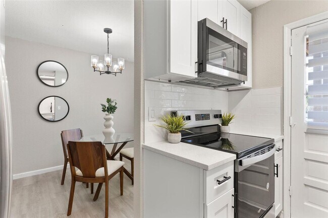 Building Photo - Updated beautiful 2/1 condo