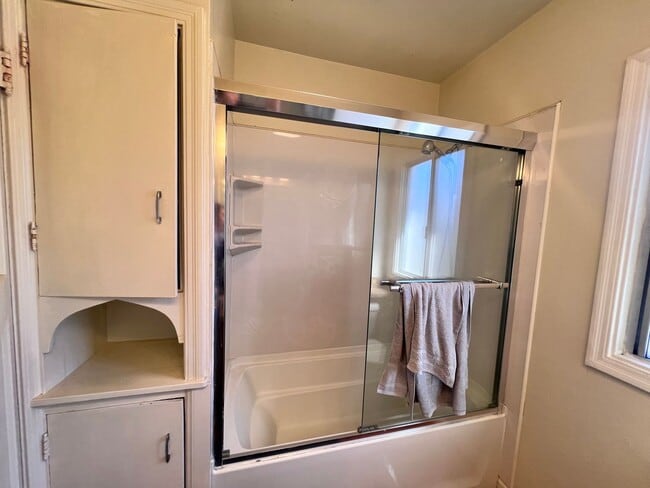 Building Photo - $1,000 OFF FIRST MONTH'S RENT!!!! Cozy 3 BD/2 BATH Single Family Home With 2 Floors Located in Al...