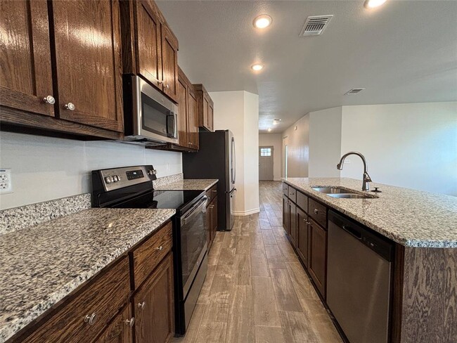 Building Photo - 722 Freedom Cir