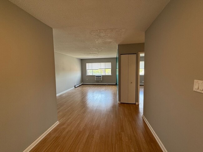 Building Photo - 1 Bedroom/1 Bath Unit Close to Transportat...