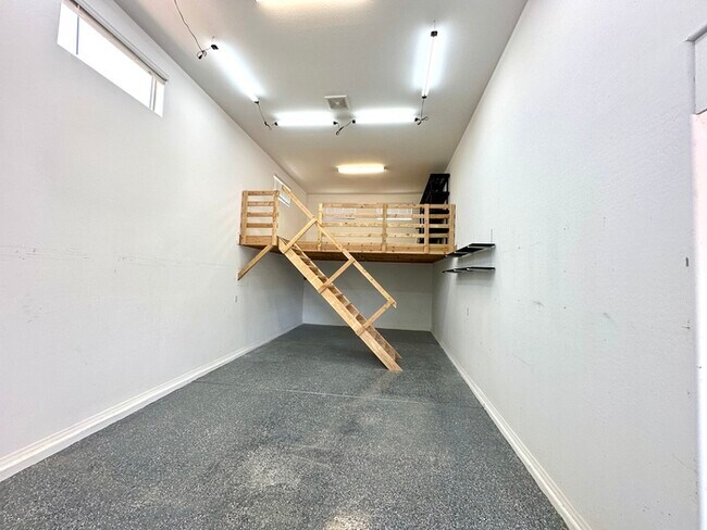 Building Photo - Massive RV Garage plus fantastic floorplan in Casa Vista