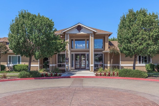 Clubhouse/Leasing Office - Chesapeake Bay Apartments