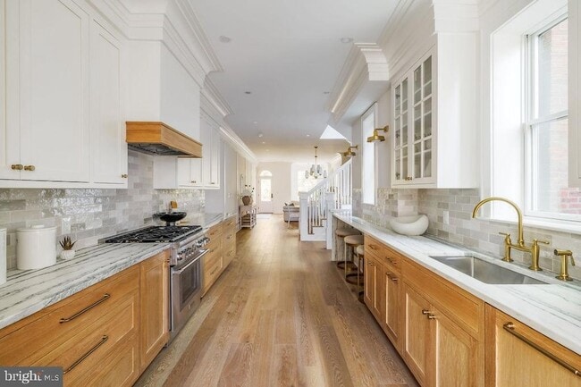 Building Photo - 2460 Ontario Rd NW