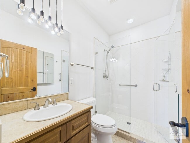 Building Photo - Beautifully Done Custom Built Townhouse wi...