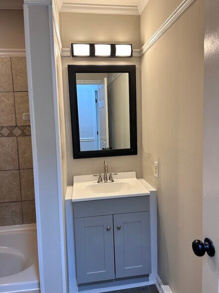 Building Photo - 2204 Delta Pl