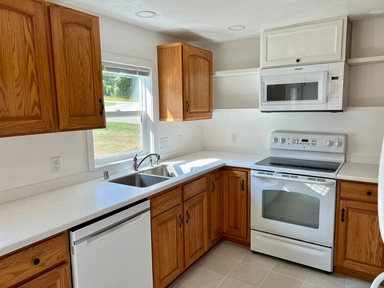 Building Photo - W4493 Spruce Dr