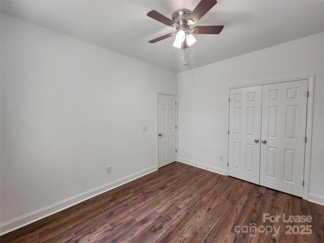 Building Photo - 869 Kathryn Dr SE