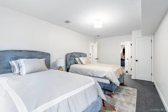 Building Photo - 9 E Stemmer Ln