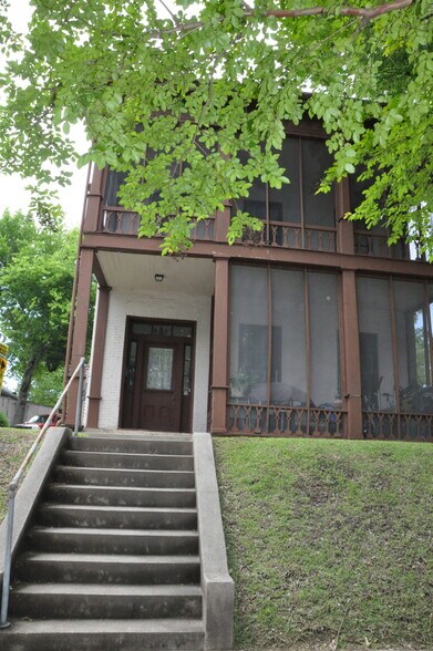 Building - 1202 Adams St