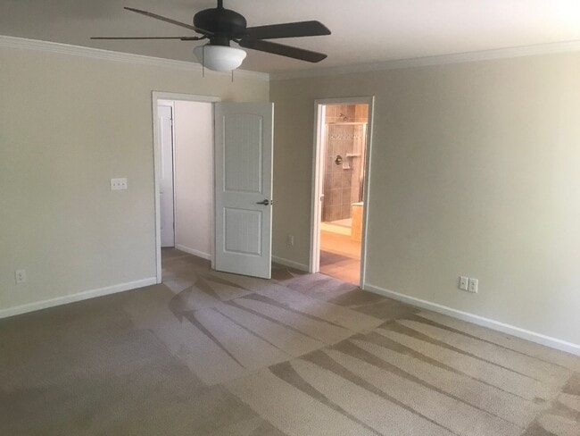 Building Photo - GREAT 4 BEDROOM !!!
