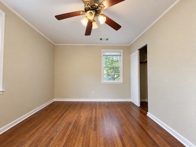 Building Photo - 4229 Hickory Dr