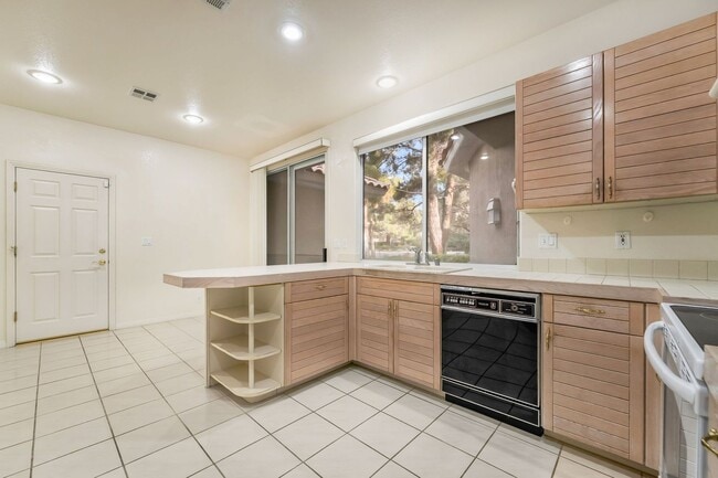 Building Photo - Charming Guard-Gated Southwest Las Vegas Townhome with Fireplace & Golf Course Views!