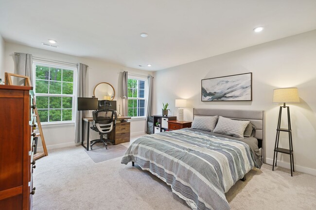 Building Photo - 3be/2.5ba 3-Level Townhouse Key Location Between Durham and Chapel Hill