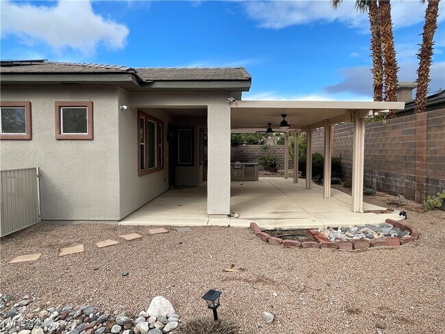 Building Photo - 10468 Garden Light Dr