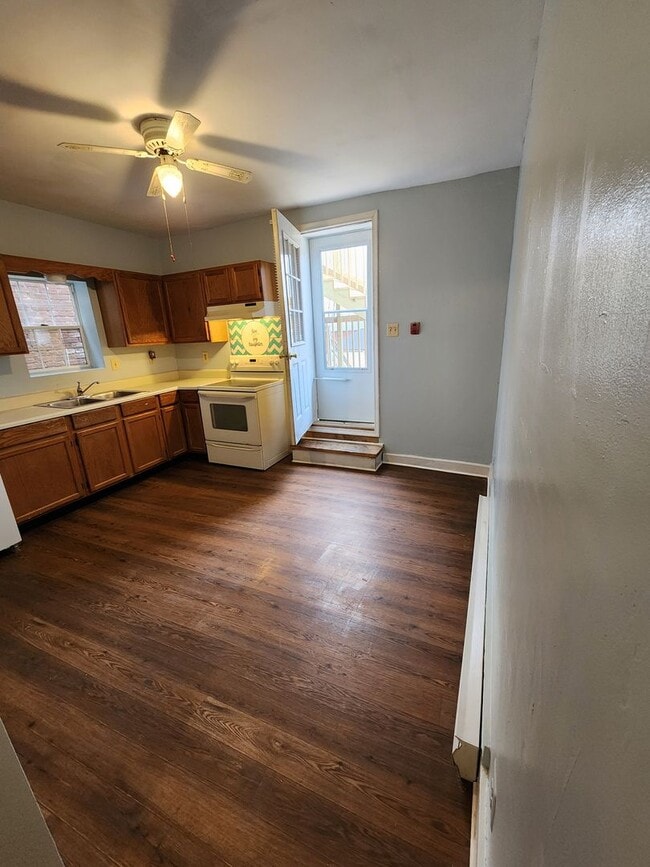 Building Photo - 10 N Main St