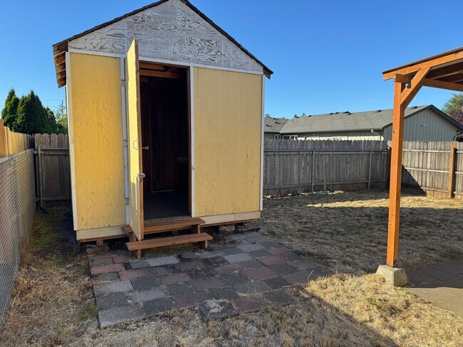 Building Photo - 2 bedroom 1 bath duplex in Springfield!